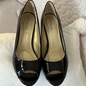 Ladies Bandolino , be flexible perp toe, patform pump, 9.5 black patten